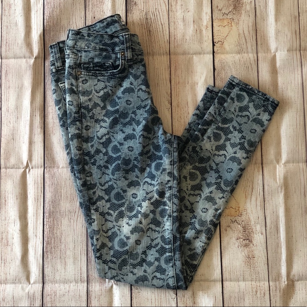 🍾 4/$25 🍾 Blue Essence Jeans Size 0